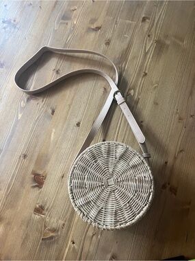 Round Woven Crossbody Bag in Natural